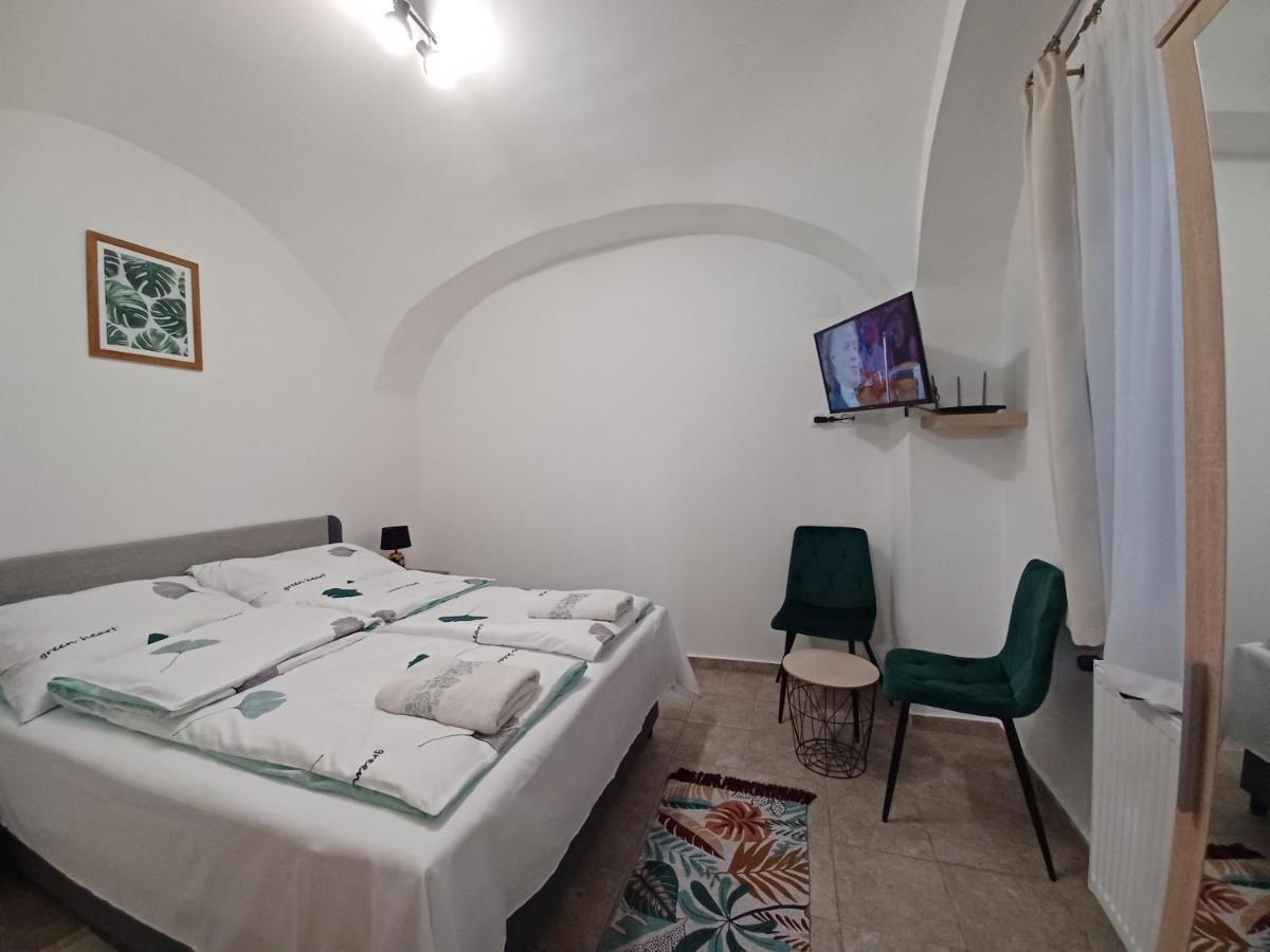 RÁD-VÁR Apartmanház Eger Esterno foto